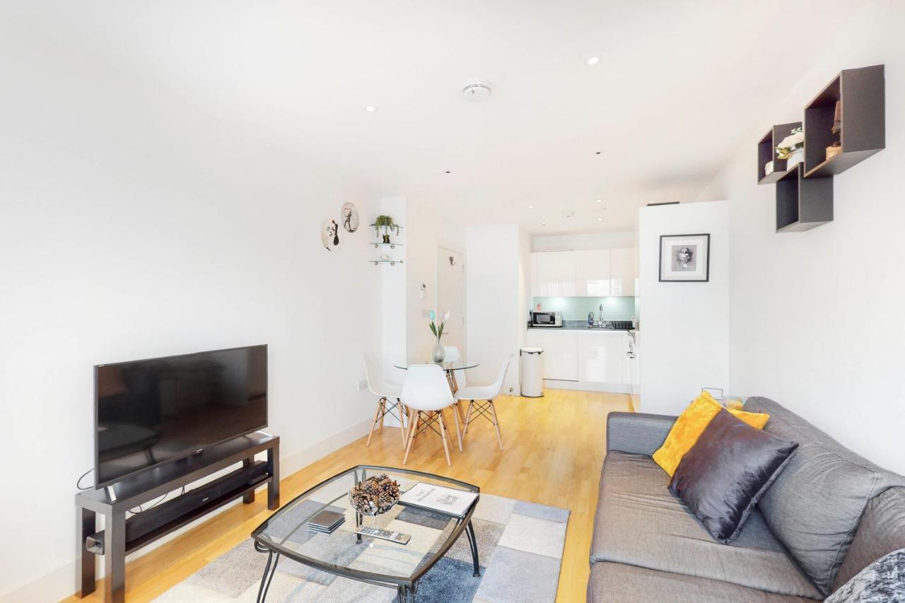 Lovely 1 Bed Apartment In Streatham 런던 외부 사진
